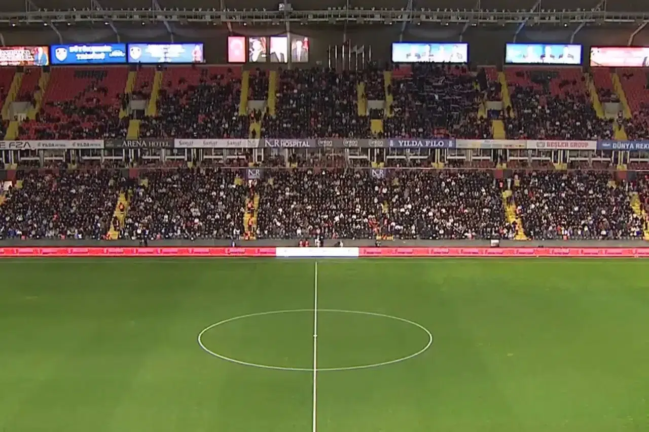 Gaziantep FK - Fenerbahçe maçı neden başlamadı? Maç ertelenecek mi?