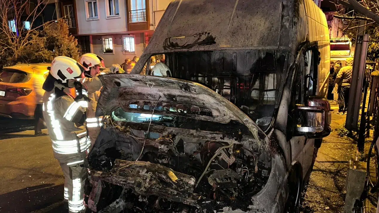 Maltepe'de park halindeki 3 araç yandı