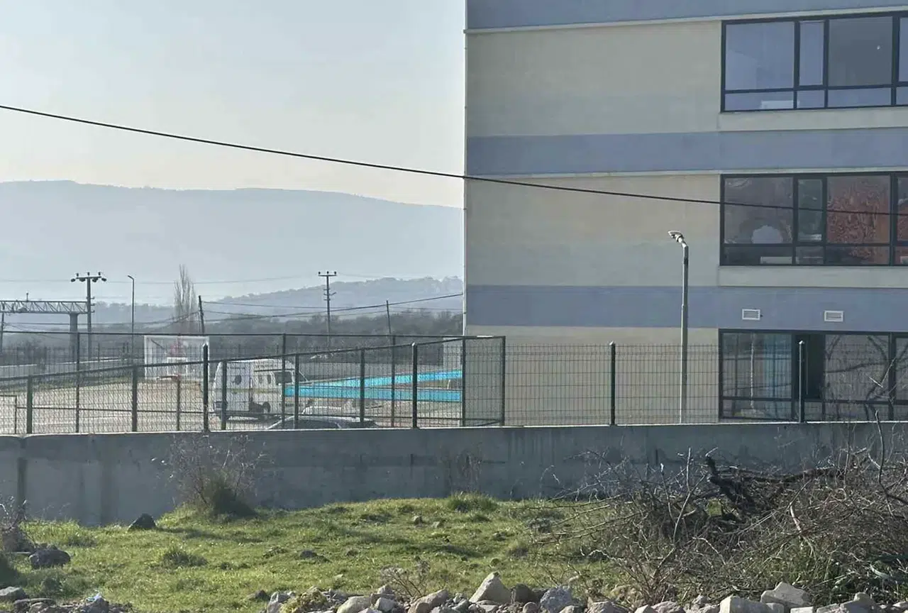 Lise öğrencisi okulun 3. katından atladı: Hastanede hayatını kaybetti