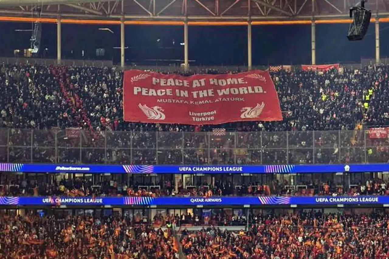 Liverpool tribünlerinden Atatürk mesajı! RAMS Park’ta açılan pankart gündem oldu