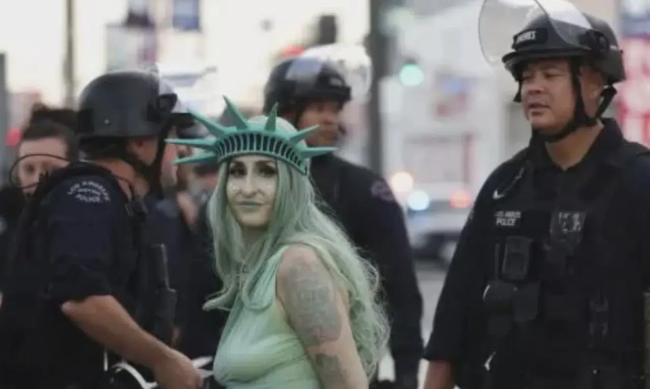 ABD’de “Krallara hayır” protestoları: Milyonlar Trump karşıtı sloganlar attı