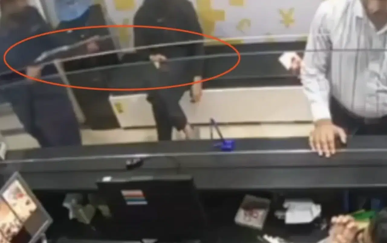 Pakistan'da silahlı ihmal: Güvenlik görevlisinin silahı kazara ateş aldı