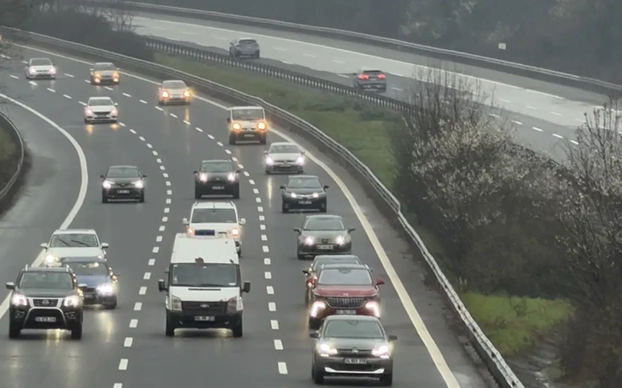Gurbetçiler yola çıktı! Anadolu otoyolunda bayram trafiği başladı