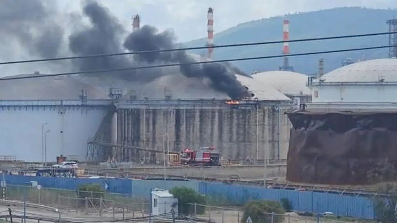 İran ve Hizbullah’ın eş zamanlı saldırısında Hayfa’daki petrol rafinerisinde yangın çıktı