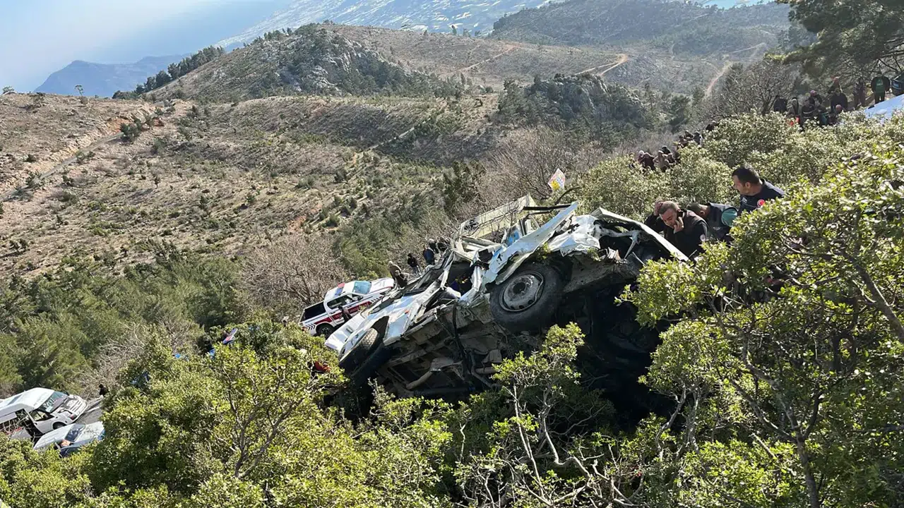 Mersin’de korkunç kaza: İşçi servisi uçuruma devrildi