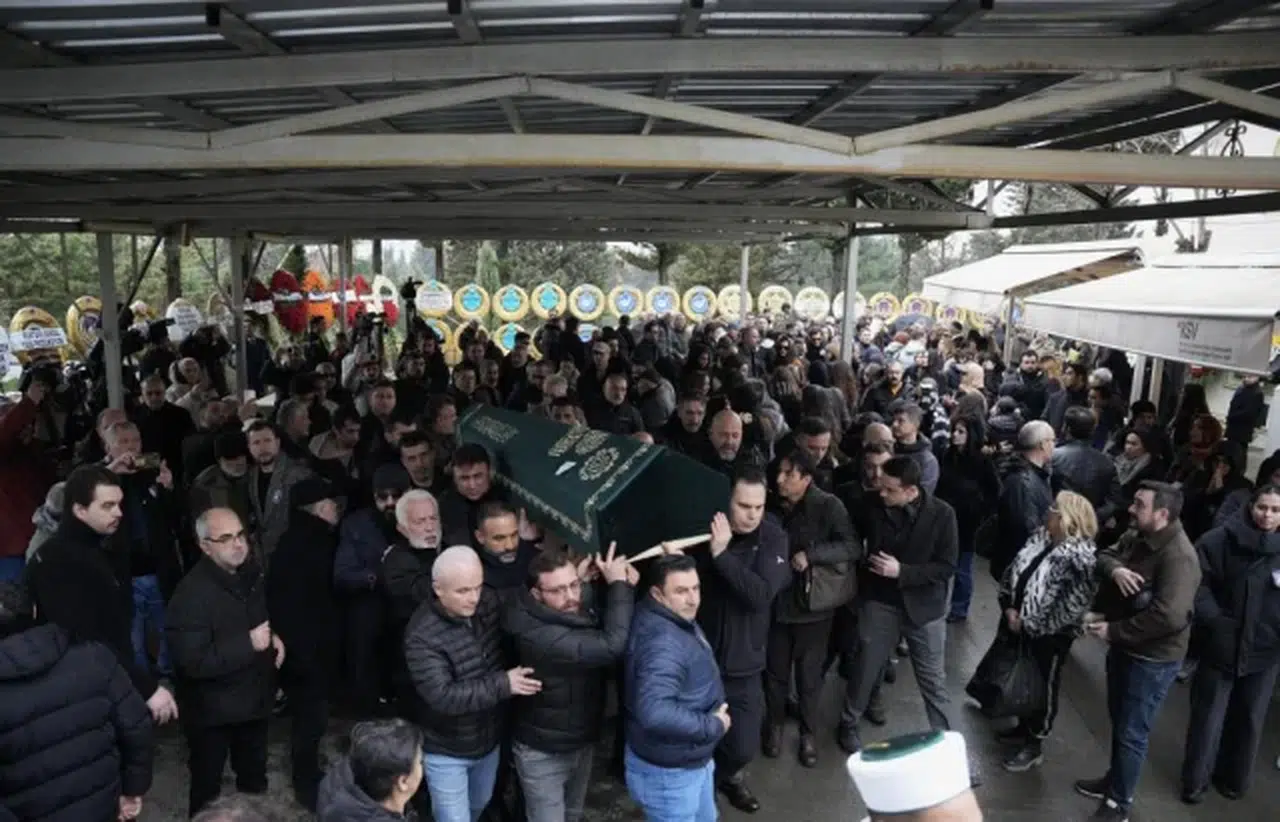 Erol Köse son yolculuğuna uğurlandı: Cenazede dikkat çeken detay