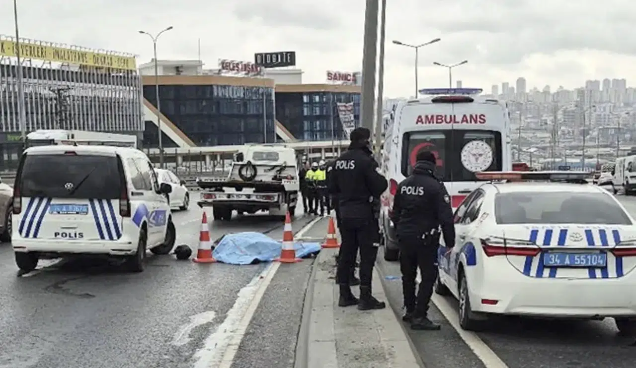 Esenyurt’ta motosiklet direğe çarptı: Sürücü hayatını kaybetti