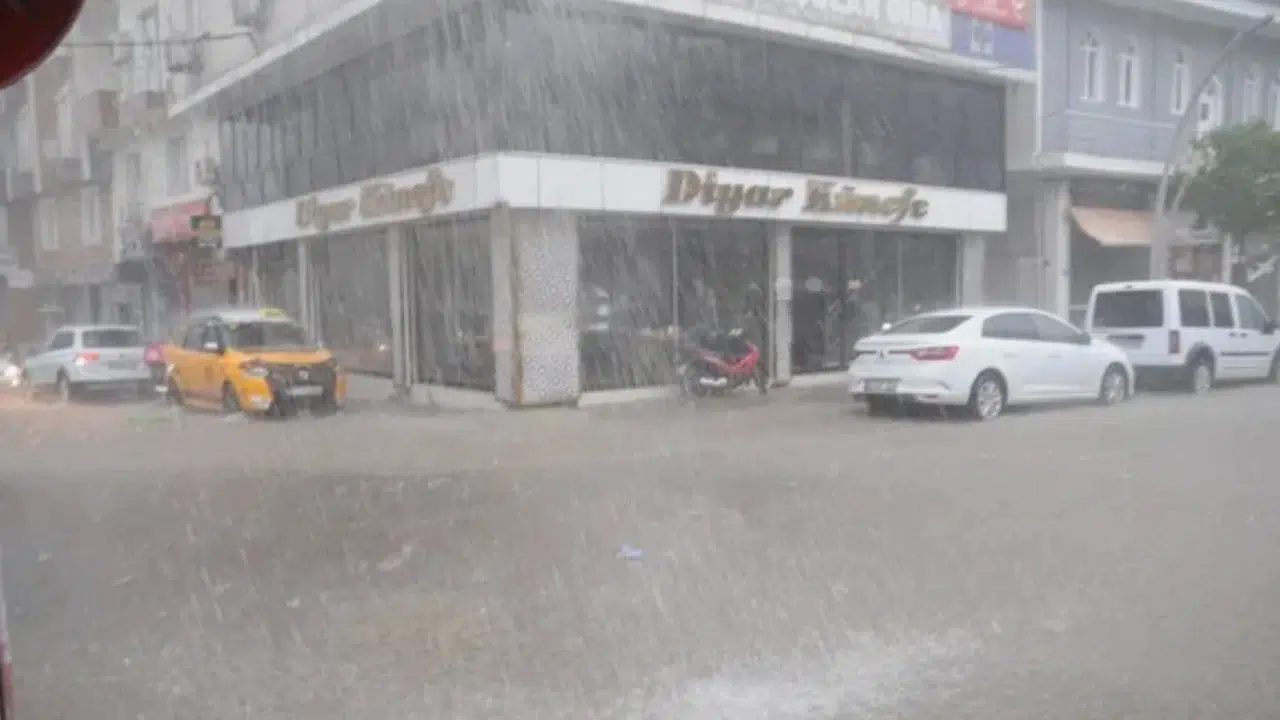 Şırnak’ta yağış hayatı olumsuz etkiledi: Dere taştı, evleri su bastı