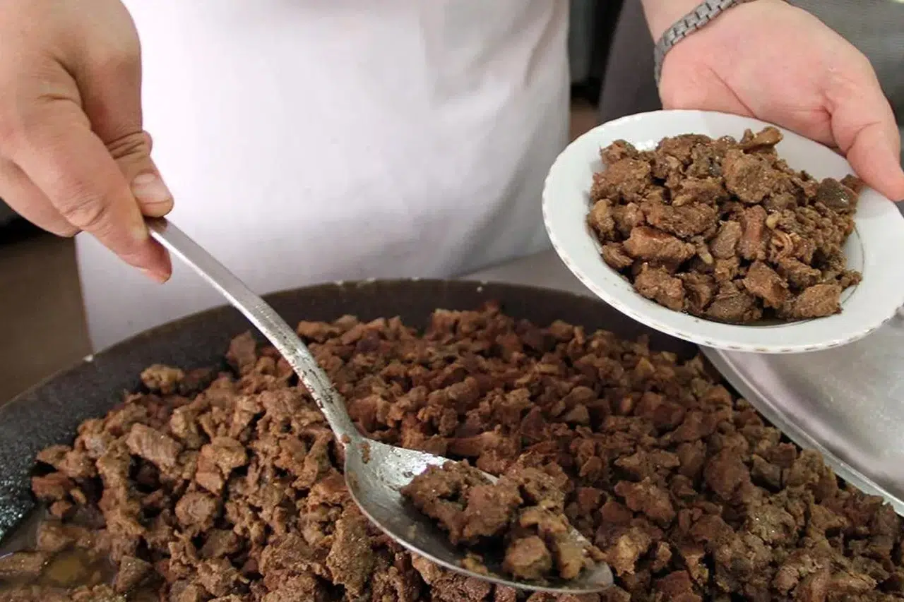 Belediye aşevinde inanılmaz olay: Kavurmanın içinden yarış atının çipi çıktı