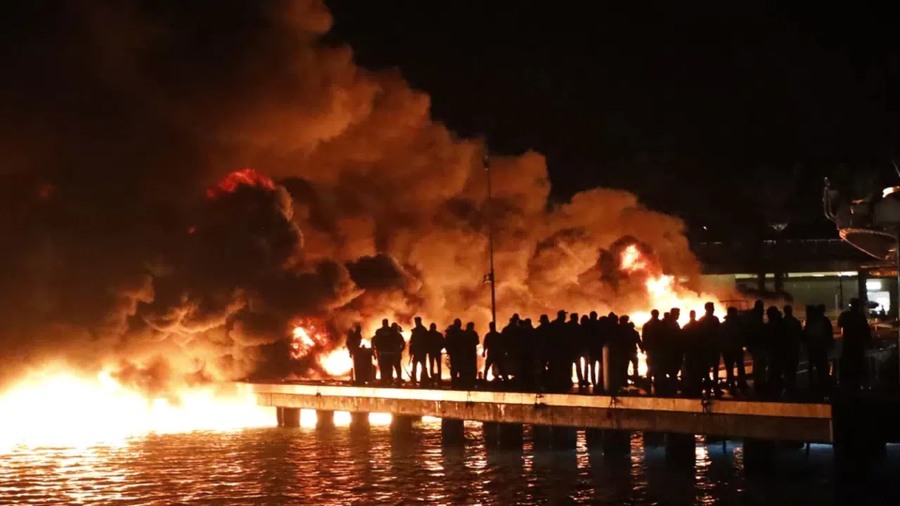 Bodrum’da marinada yangın paniği: 5 motoryat alevlere teslim oldu