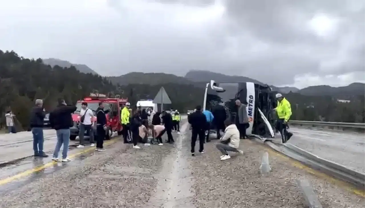 Konya’da yolcu otobüsü devrildi: 3’ü ağır 14 yaralı