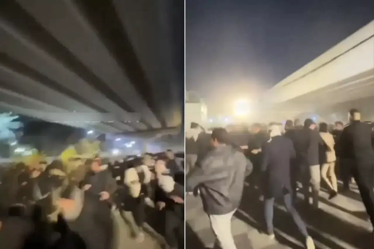 Bağdat’ta ABD Büyükelçiliği önünde silah sesleri: Protestoculara müdahale edildi