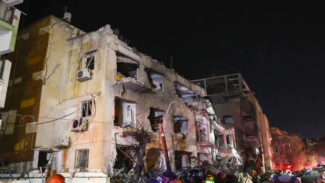 İran füzesi İsrail’in güneyinde bir binaya isabet etti: İsrail’de 13 yaralı