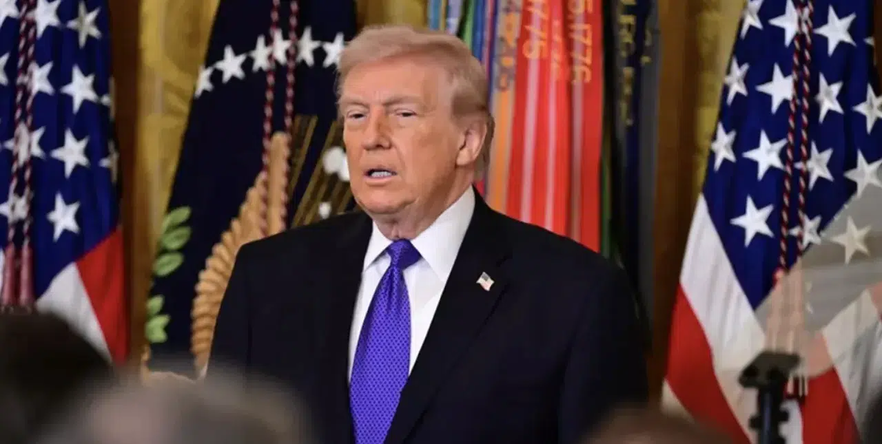 Trump’ın boynundaki kırmızı iz dikkat çekti: Beyaz Saray’dan açıklama gelmedi