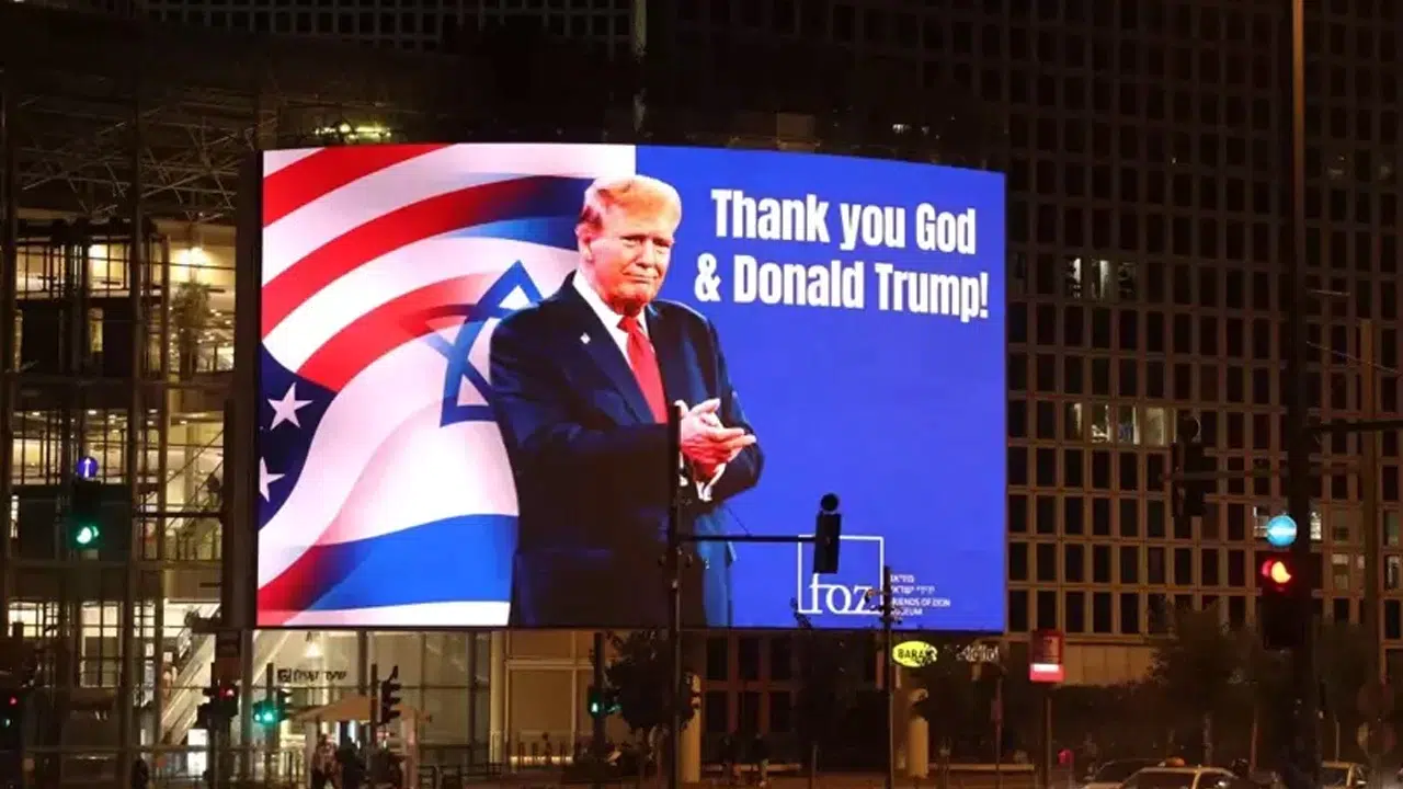 Tel Aviv’de Donald Trump posterleri dikkat çekti: “Tanrı’ya ve Donald Trump’a teşekkürler” mesajı