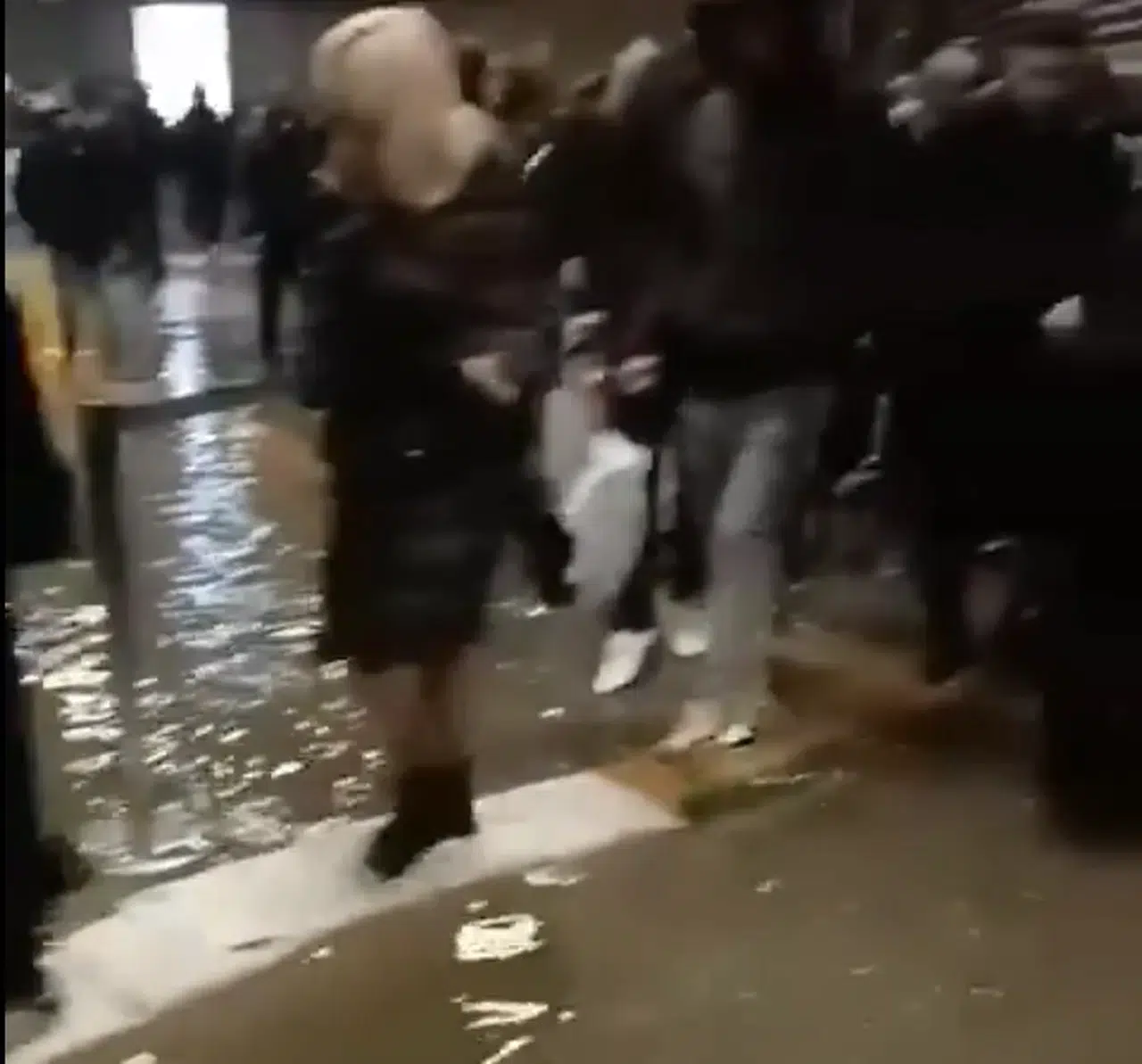 Mecidiyeköy metro alt geçidini su bastı vatandaşlar zor anlar yaşadı