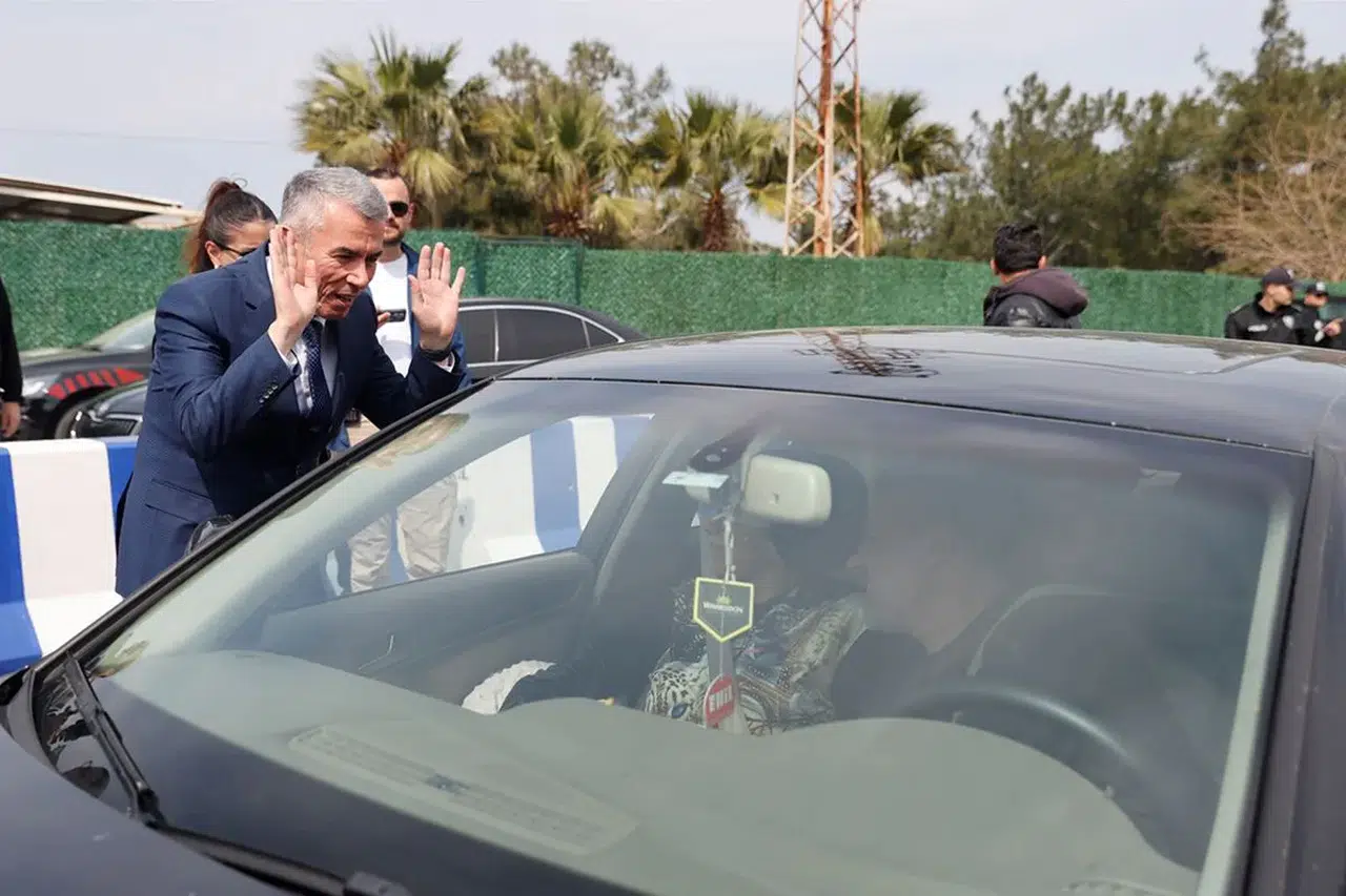 İlçeye bir günde 25 bin araç geldi: Kaymakam herkesi karşıladı