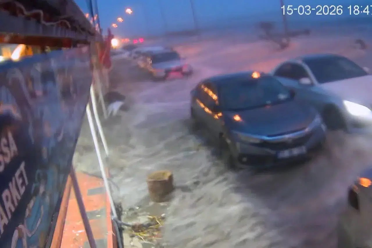 Fırtına denizi taşırdı, araçlar su altında kaldı