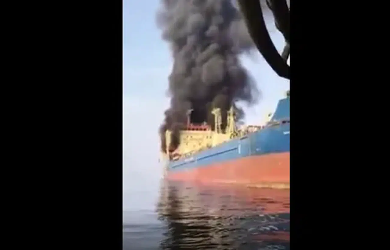 İran, Hürmüz Boğazı’nda uyarılara rağmen ilerleyen petrol tankerini hedef aldı