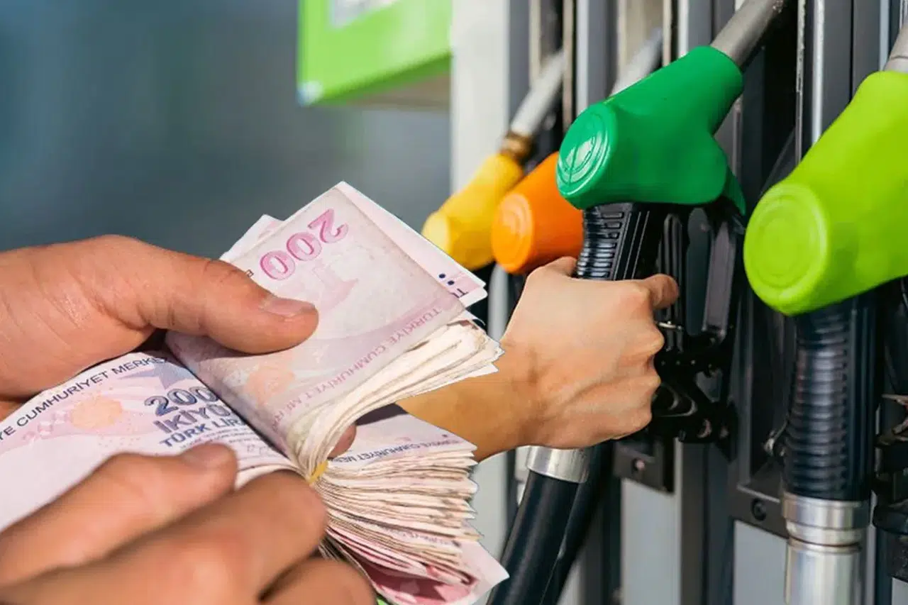Akaryakıtta gece yarısı sürprizi: Motorine dev indirim geldi