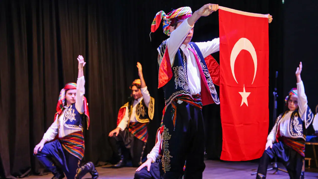 18 Mart Çanakkale şehitlerini anma programı! İlkokul ve lise için örnek hazır program