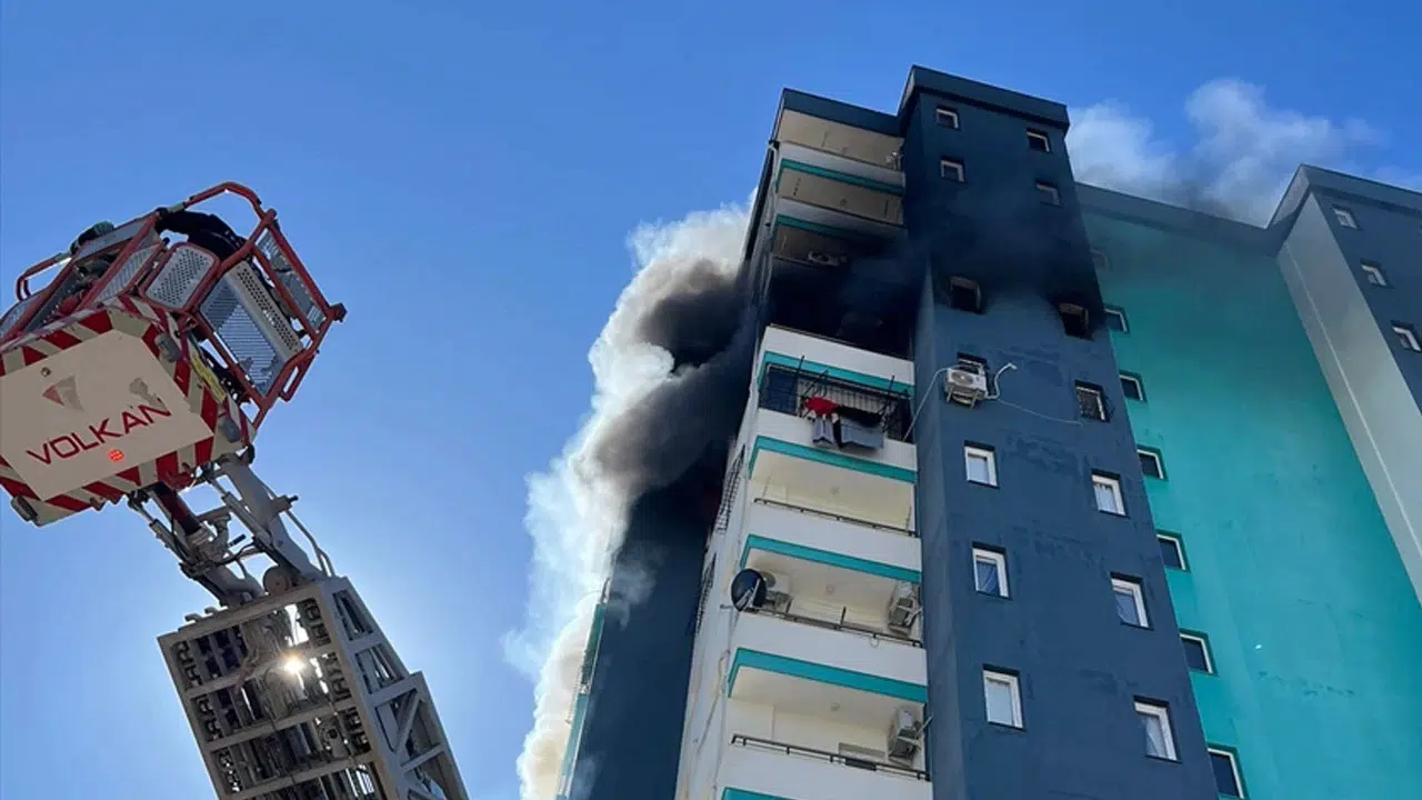 Adana’da 13 katlı binada yangın: Mahsur kalan hamile kadın kurtarıldı
