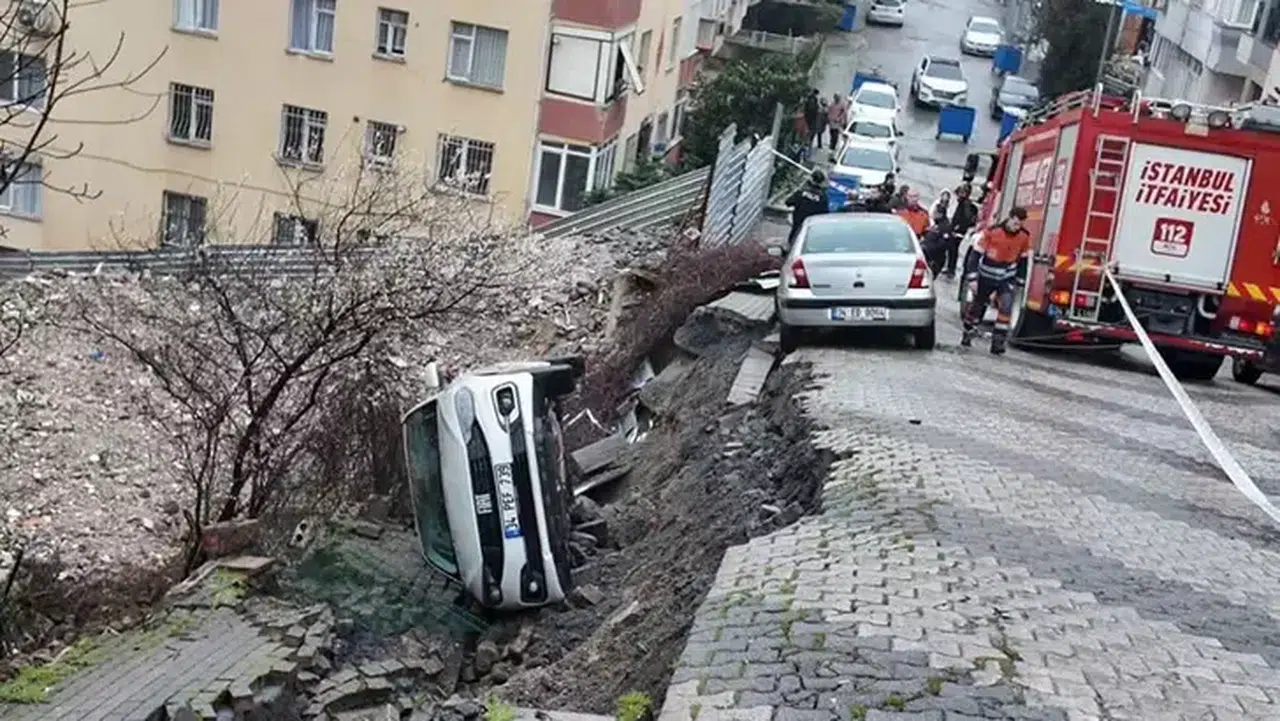 Üsküdar'da yoğun yağışın ardından yol çöktü, araç çukura düştü