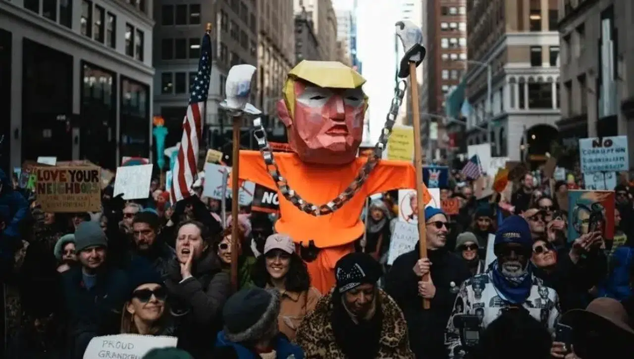 ABD'de milyonlarca kişi sokağa döküldü: Trump'a karşı "Krallara Hayır" protestosu!