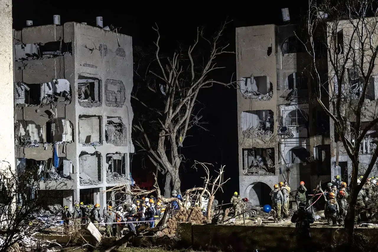 “Gerilim zirvede: İran, İsrail ve ABD üslerini vurduğunu duyurdu”