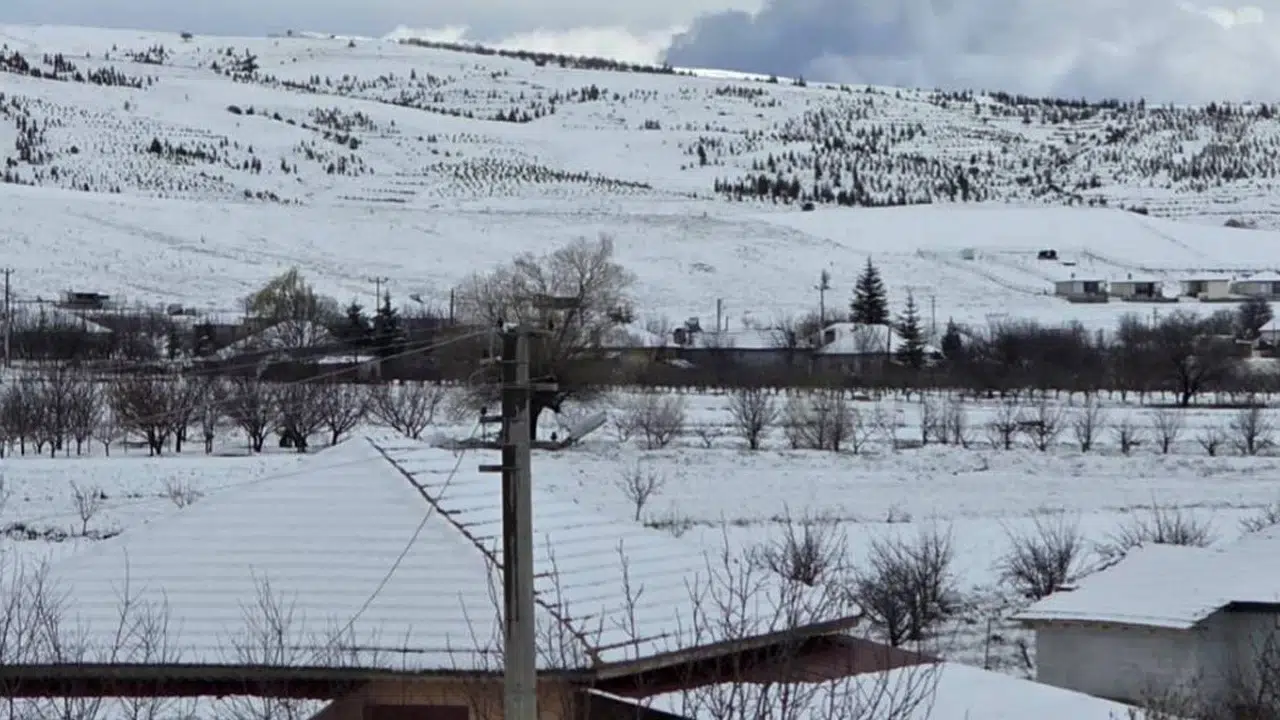 Antalya’da kar süprizi: Yüksek kesimlerde yollar kapandı