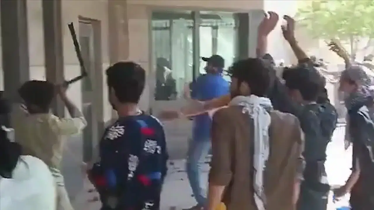 Pakistan'da ABD Konsolosluğu önünde protesto, çatışmada ölümler var