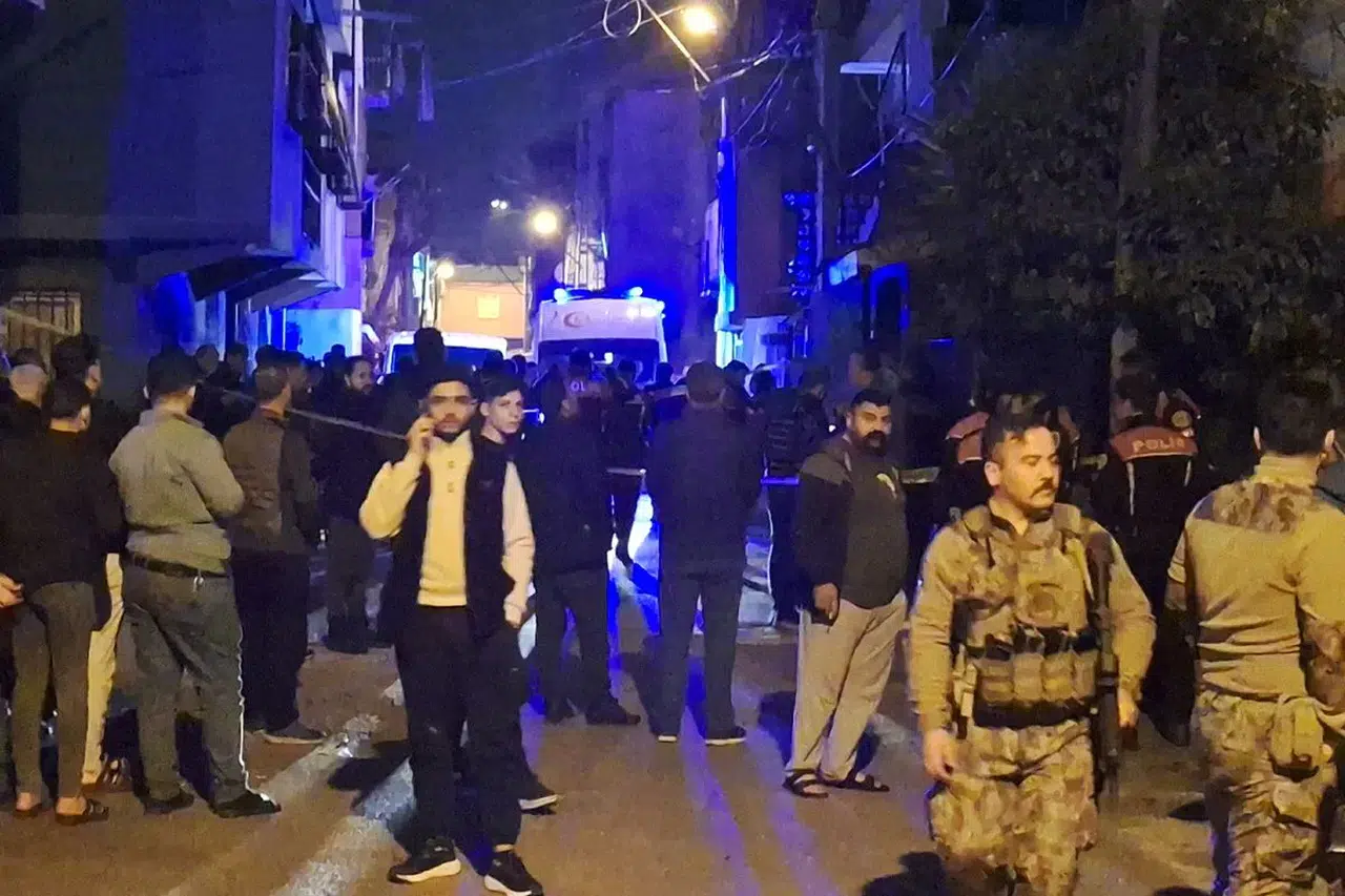 Adana'da 3 katlı binanın terasında patlama: 1 kişi hayatını kaybetti, 1 kişi yaralandı!