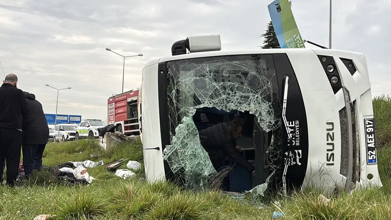 Samsun’da öğrencileri taşıyan midibüs devrildi: Yaralılar hastaneye kaldırıldı