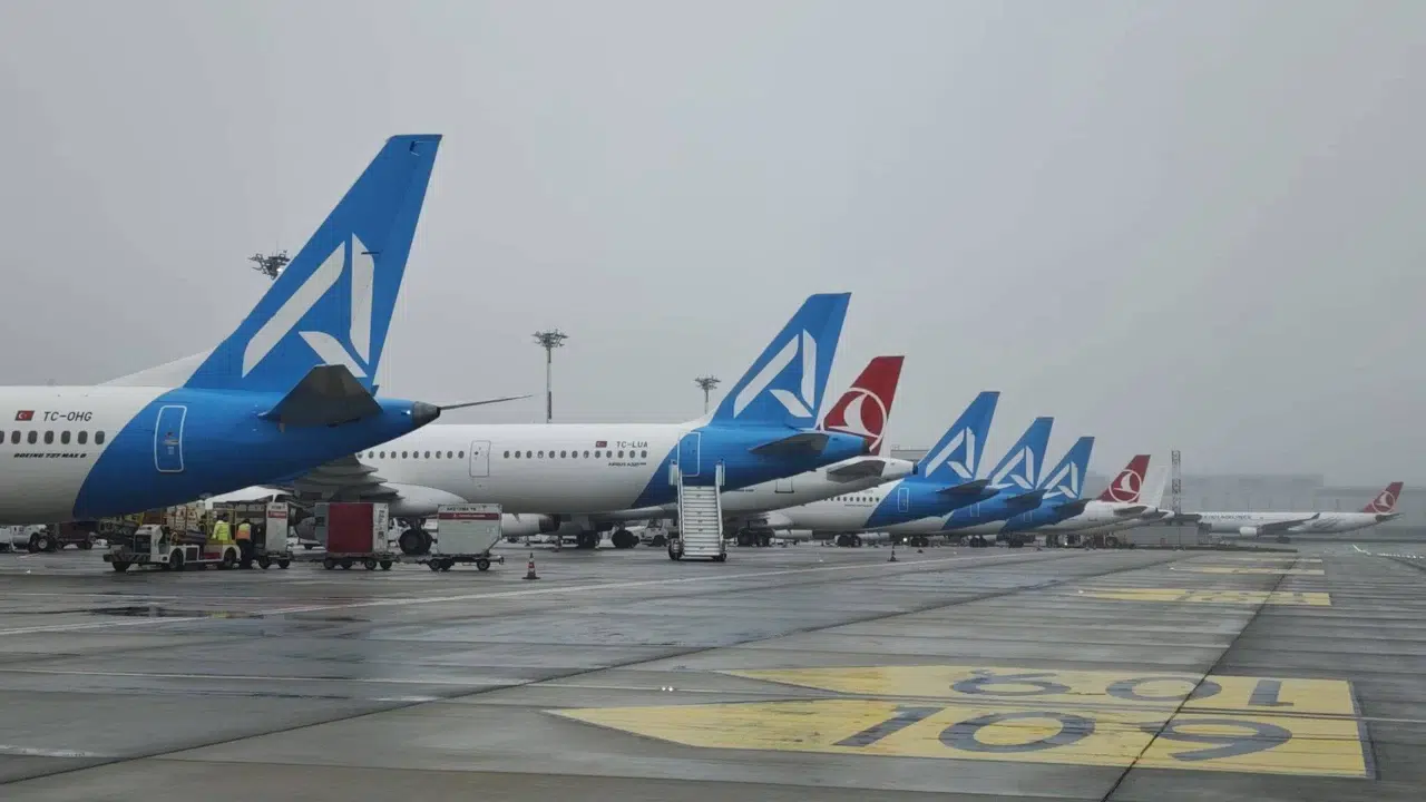 İstanbul’da yağış nedeniyle uçuşlar aksadı: Uçak seferlerinde değişiklik