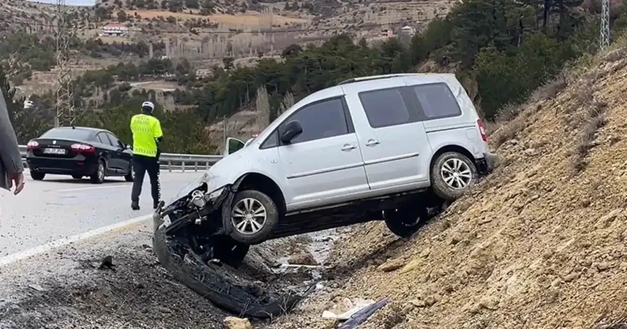 Direksiyon hakimiyeti kaybedilen araç şarampole devrildi: 1 yaralı