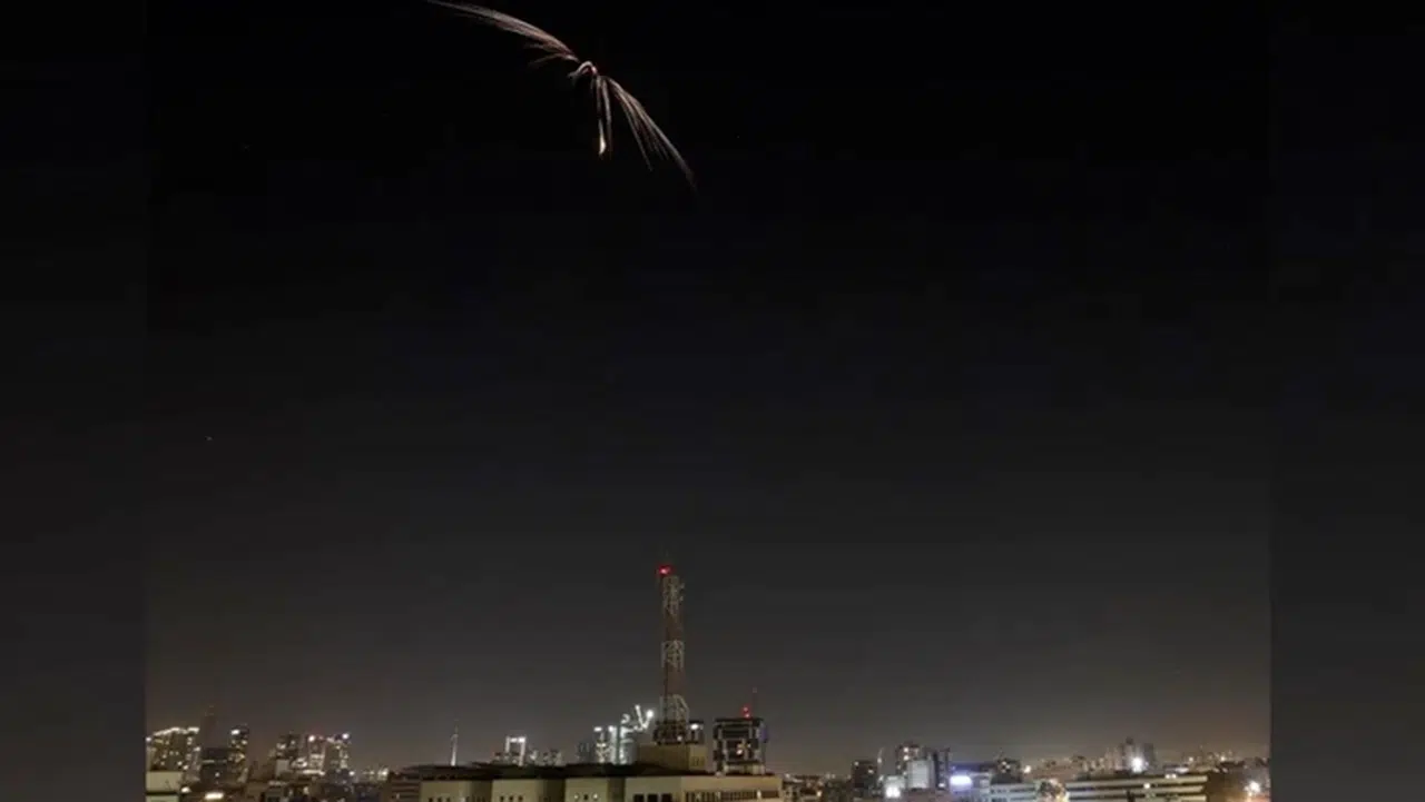 Tel Aviv'e füze yağdı güçlü patlamalar oldu siren sesleri gece boyu susmadı