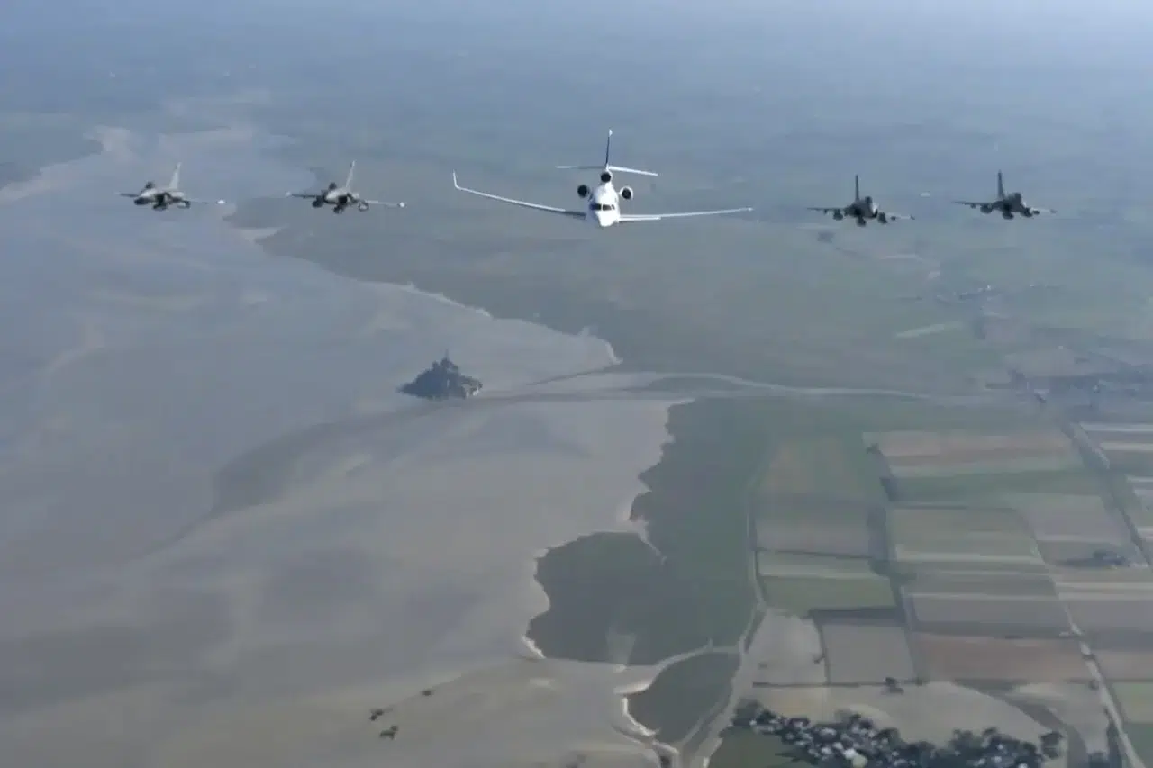 Korku büyüyor! Macron konuşma yapmaya 4 savaş uçağıyla gitti