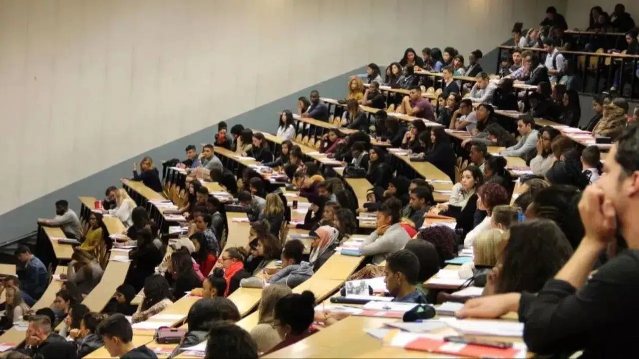 23 Nisan üniversiteler tatil mi, 22 Nisan okullar yarım gün mü?