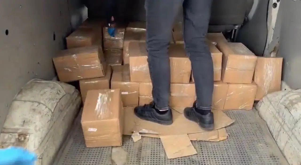 İstanbul’da dev operasyon: Kamyonetten çıkanlar şaşırttı!