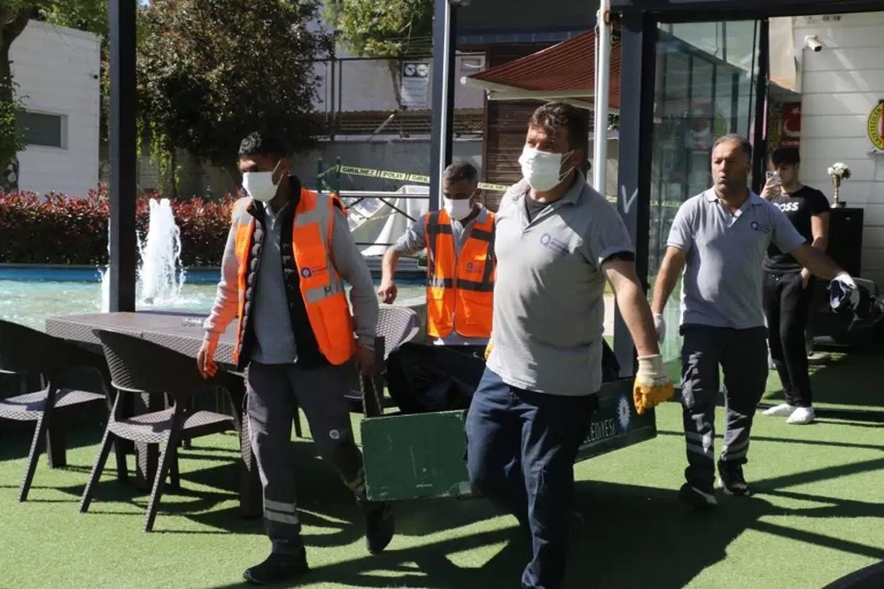 Antalya’da şüpheli ölüm: Reklam panosu altında erkek cesedi bulundu