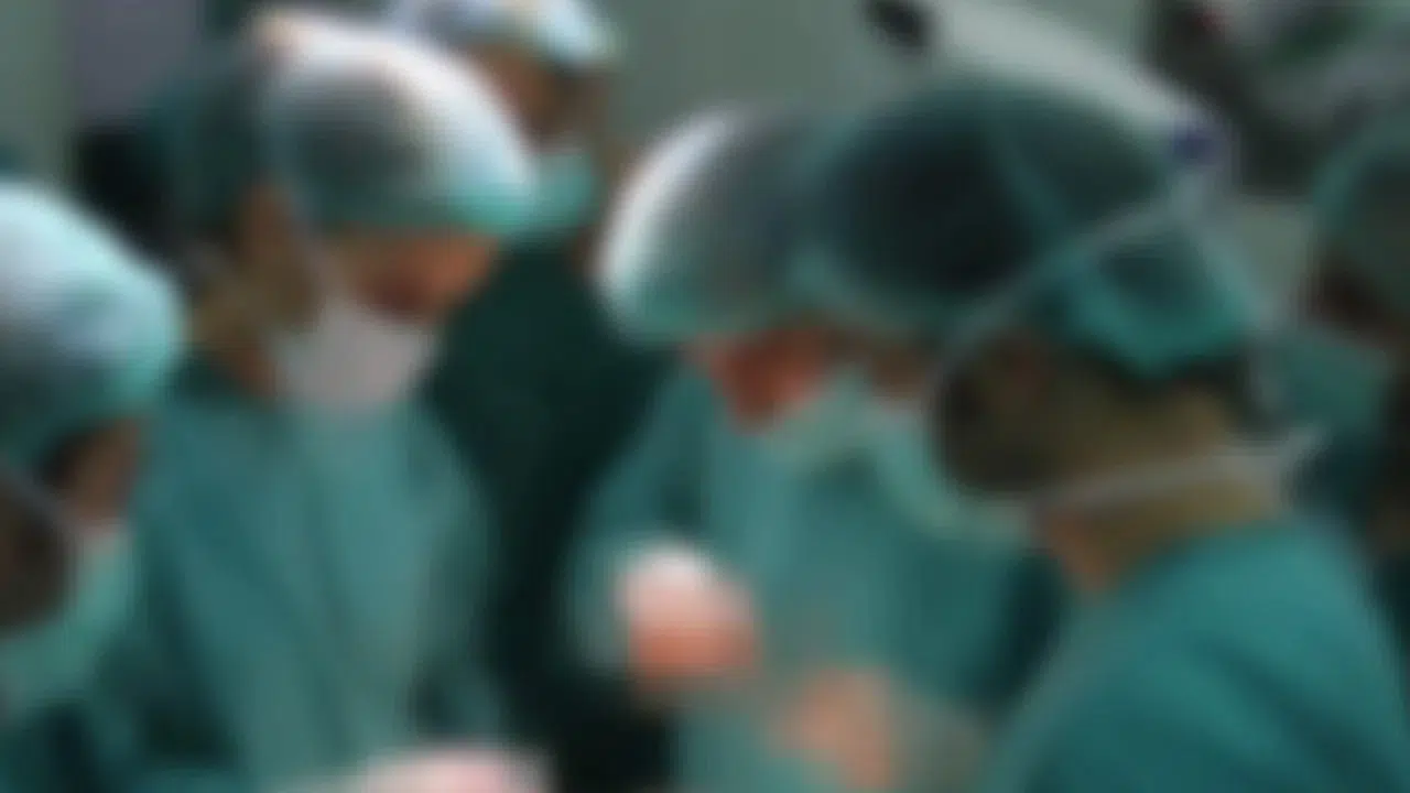 Suudi Arabistan’da yapışık ikizler 18,5 saat süren operasyonla ayrıldı