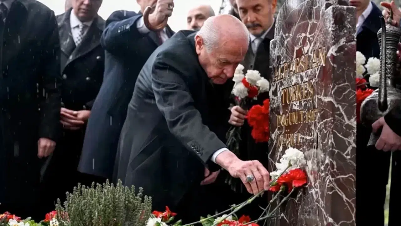 MHP Genel Başkanı Bahçeli, Alparslan Türkeş'in kabrini ziyaret etti
