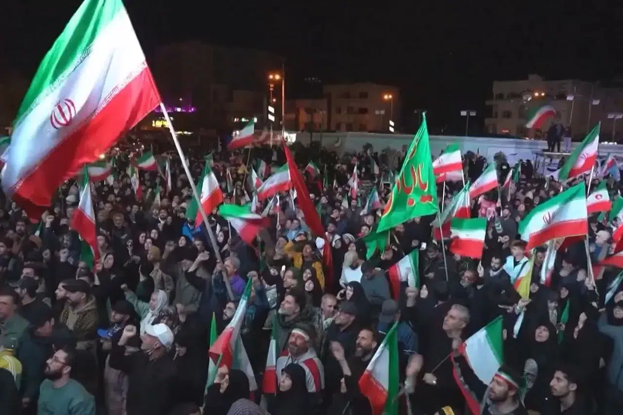 Ateşkes sonrası Tahran’da halk sokaklara döküldü ABD ve İsrail karşıtı gösteriler öne çıktı