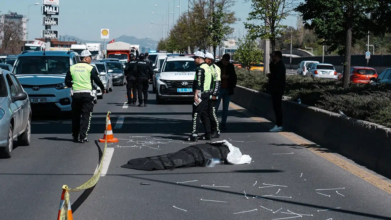 Ankara'da acı kaza: Üst geçitte çalışırken düşen işçi aracın altında kaldı
