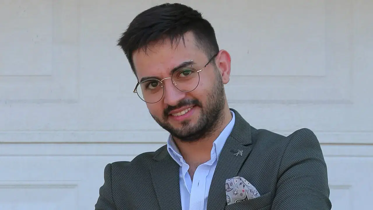 Kadir Ezildi'nin annesi ve babası kim?