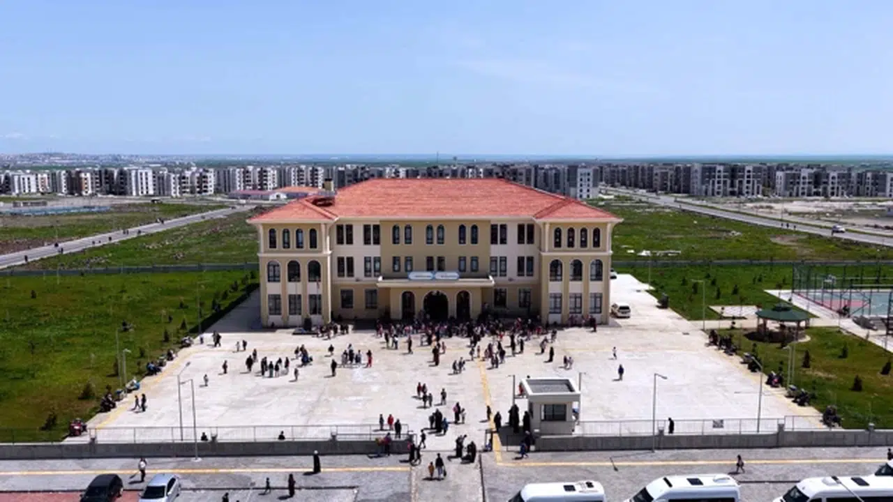 Bakan Kurum’dan 23 Nisan’da deprem bölgesi mesajı