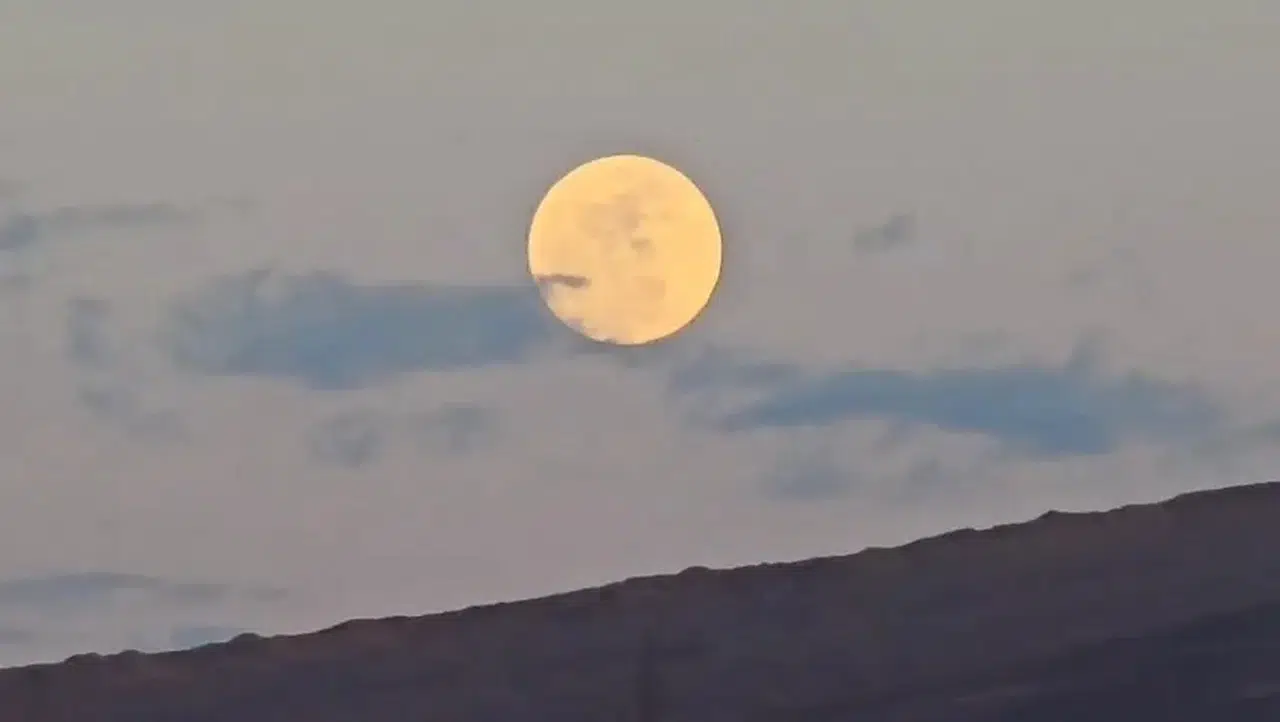 Van’da “Pembe Dolunay” görsel şölen sundu