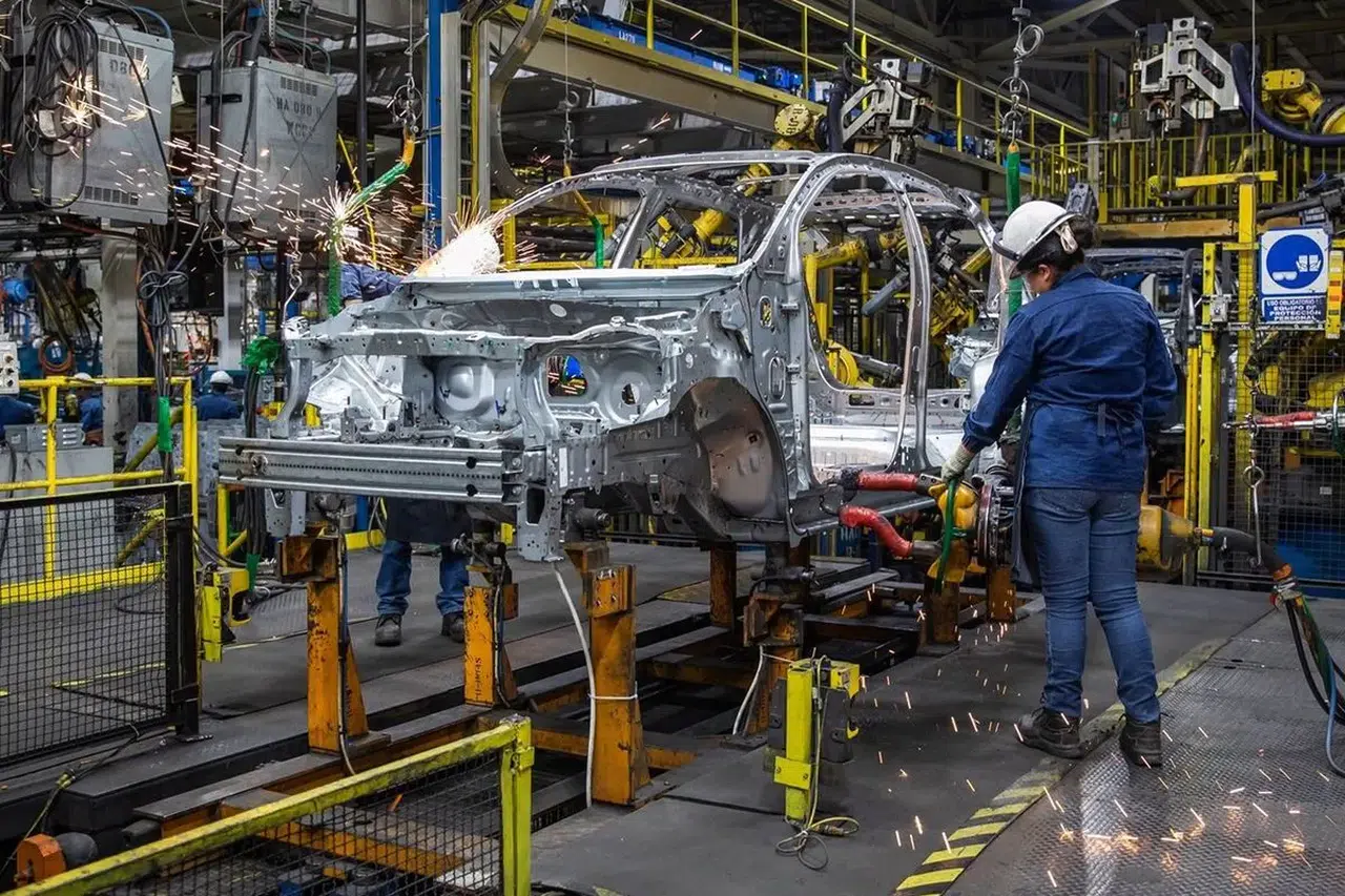 Otomotiv devinden şaşırtan karar: Üretimi durdurdu, binlerce kişi işten çıkarılıyor