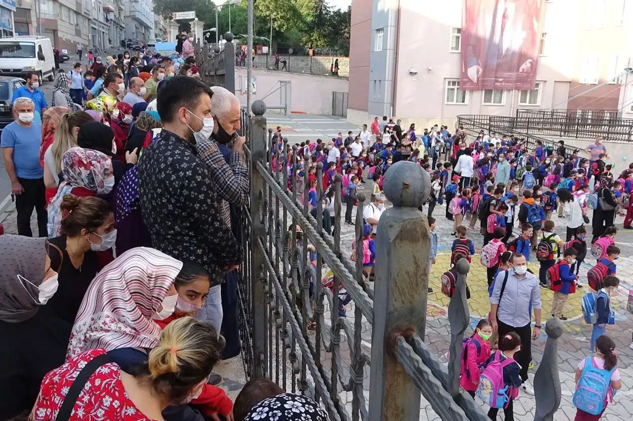 Saldırılar sonrası alınan yeni karar tepki çekti: Okul bahçelerine giremeyecekler