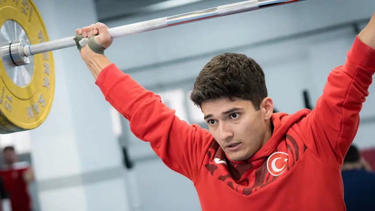 Milli halterci Muhammed Furkan Özbek Avrupa rekoru kırarak şampiyon oldu